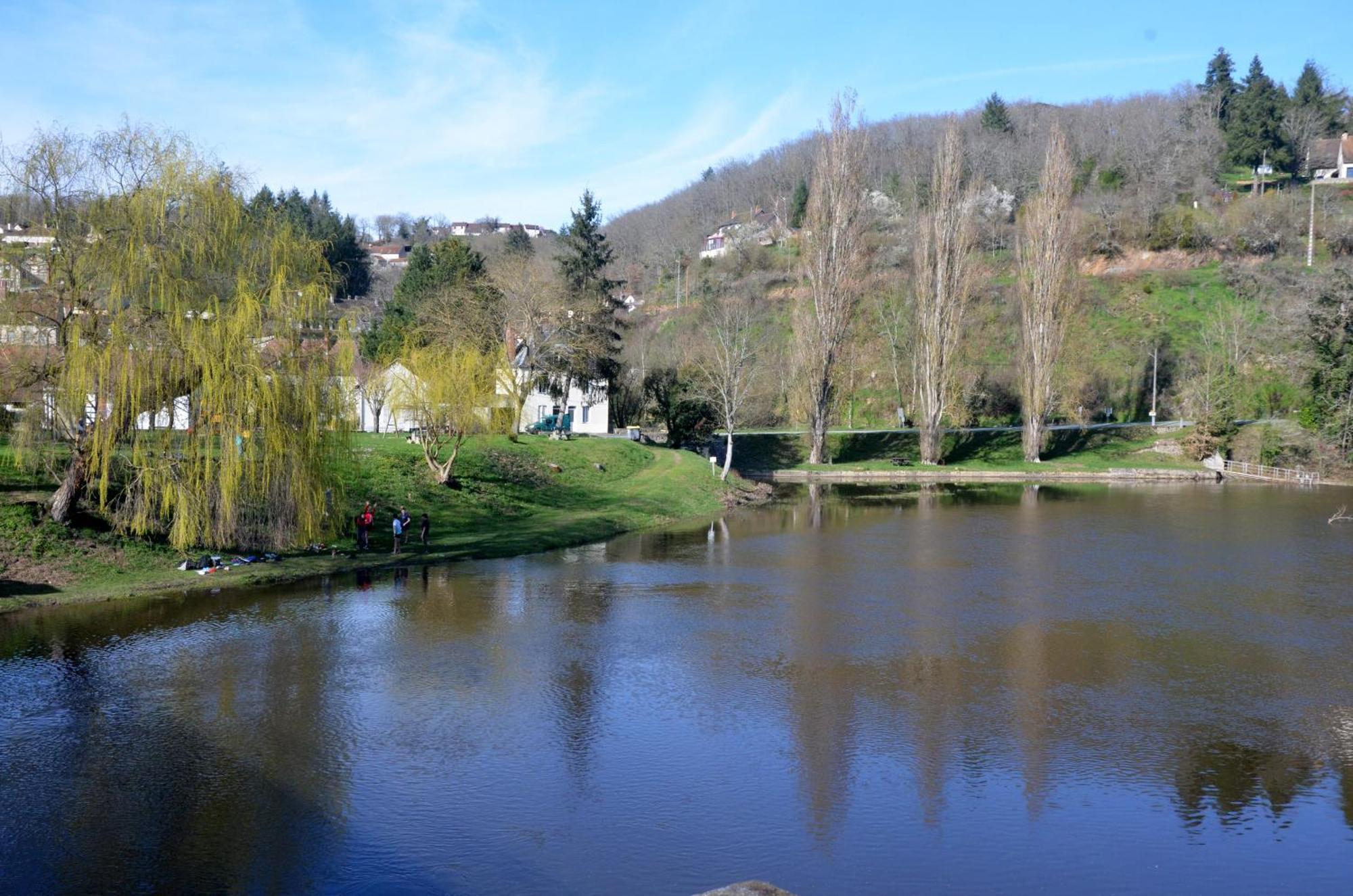 Studio "Au Bord De L'Eau" 2 Apartment Chambon-sur-Voueize Bagian luar foto