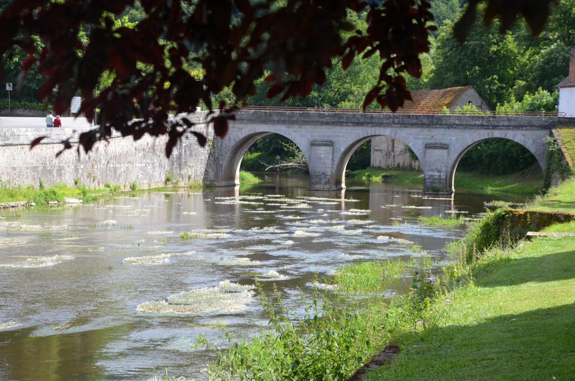 Studio "Au Bord De L'Eau" 2 Chambon-sur-Voueize Bagian luar foto